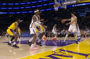 开云体育娱乐网址-裁判也摸鱼？霍姆格伦踩到界外救球，裁判未吹罚雷霆出界球