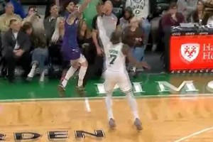 还剩4分钟黄蜂领先绿军26分，绿军主力球员被替换下场