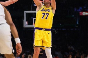 开云体育在线网址-詹姆斯鱼跃扑球，东契奇完美绝杀，湖人赛季最燃一战