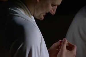 开云体育官方网站网址-轻描淡写大三双！约基奇领完戒指带队再胜湖人